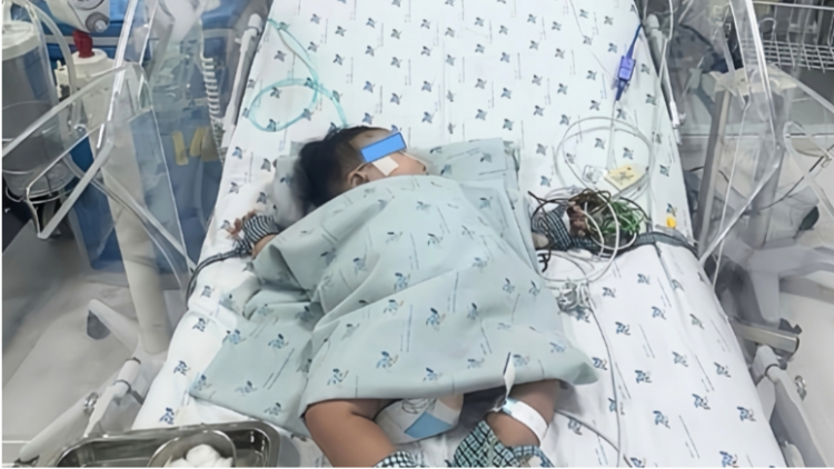 Trẻ sốt giữa mùa hè: Khi nào cần nghĩ đến sốt xuất huyết?