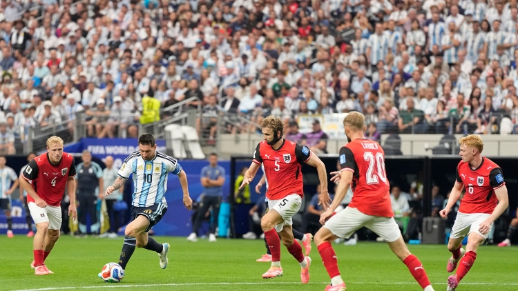 Messi lập cú đúp lịch sử, Argentina sớm giành vé vào vòng đấu loại trực tiếp