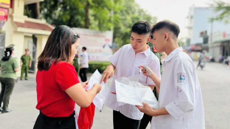 25 thí sinh bị đình chỉ thi tốt nghiệp vì sử dụng điện thoại trong phòng thi