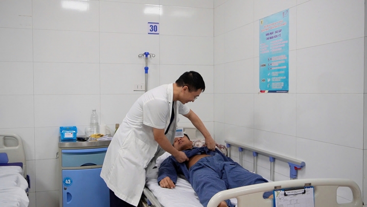 Đau bụng dữ dội sau khi tập gập bụng người đàn ông suýt bị hoại tử ruột