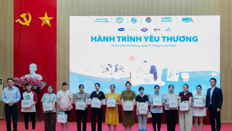 "Hành trình yêu thương" trao quà cho hàng trăm trẻ em nghèo