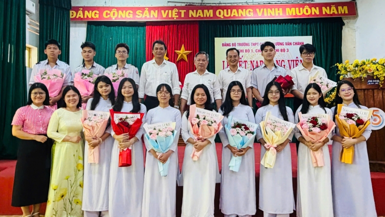 Trường THPT chuyên Lương Văn Chánh có thêm 13 Đảng viên trẻ