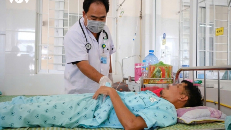 Nguy cơ ngộ độc thực phẩm từ vỉa hè, quán quen đến ứng dụng online