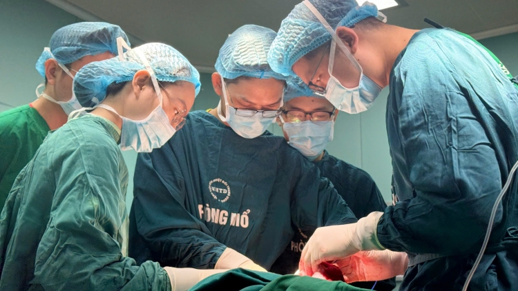 7 năm mang “mai rùa” trên lưng bé trai dần lấy lại hình dáng bình thường