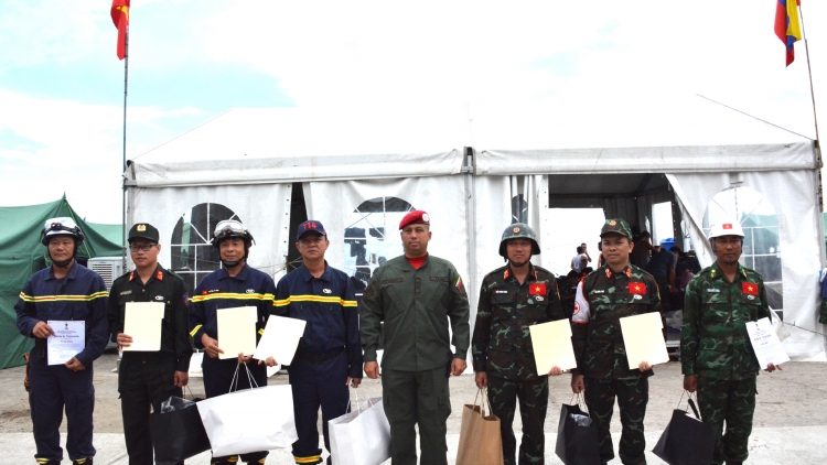 124 thành viên Đoàn cứu hộ Việt Nam được trao Huy chương "Anh hùng Venezuela"