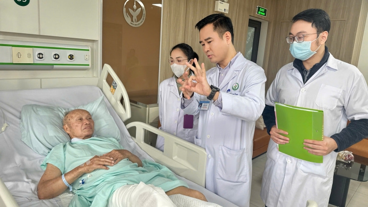 8 giờ phẫu thuật chữa lành vết thương chiến tranh hơn 50 năm