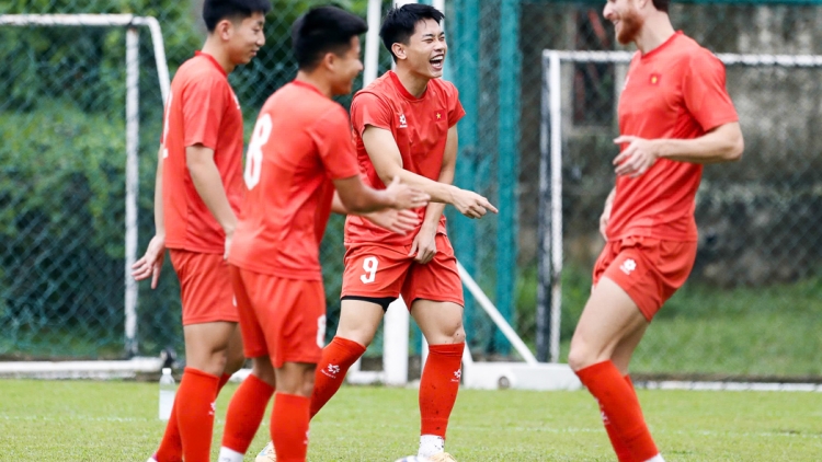 Đội tuyển Việt Nam chủ động thích nghi trước trận bán kết với Malaysia