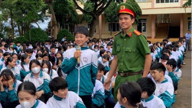 Trường học và công an xã thiết lập cơ chế ngăn chặn bạo lực học đường