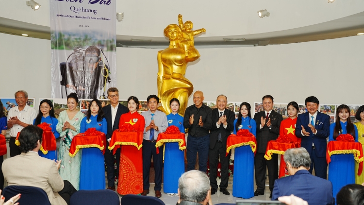 Ra mắt hai sách ảnh về biển đảo và di sản văn hóa Việt Nam