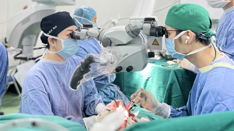 Vi phẫu giúp người bệnh liệt mặt 7 năm tìm lại nụ cười và sự tự tin