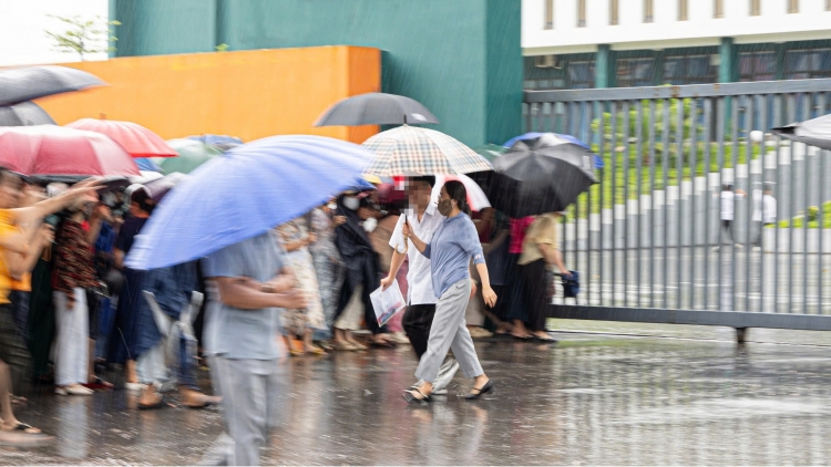 Phụ huynh Tuyên Quang: "Đêm qua tôi không ngủ được nhưng tự tin sức học của con"