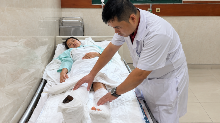 Cô giáo mầm non bị thương nặng khi cứu học sinh chạy ra đường