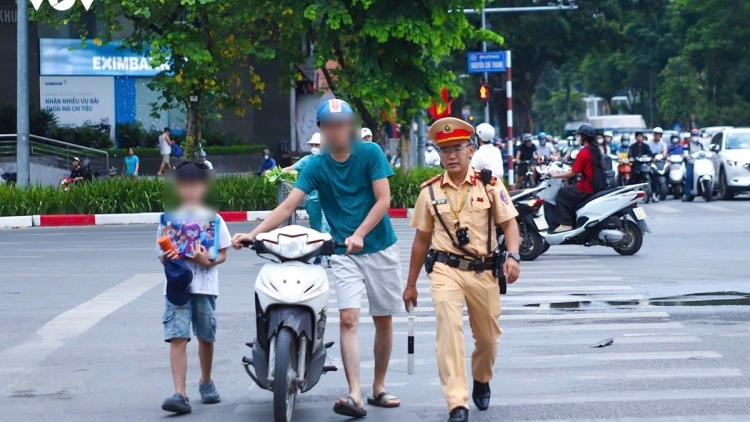Đầu năm học, nhiều học sinh và phụ huynh vi phạm quy định về an toàn giao thông