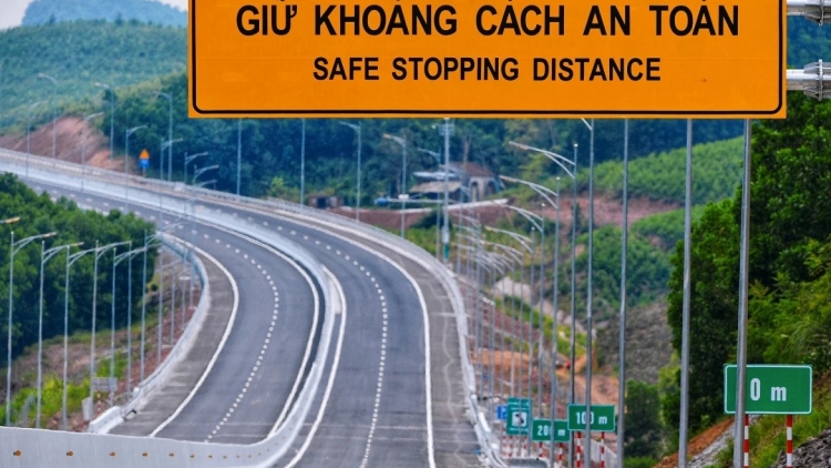 Nhiều tài tài xế “né” cao tốc vì lo vi phạm quy định về khoảng cách