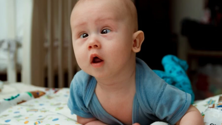 Mắt trẻ sơ sinh nhìn lệch - Trẻ bị lác hay có thể mắc bệnh nguy hiểm?