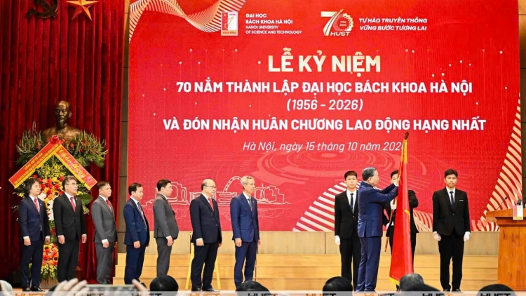 Đại học Bách khoa Hà Nội đón nhận Huân chương Lao động hạng nhất 