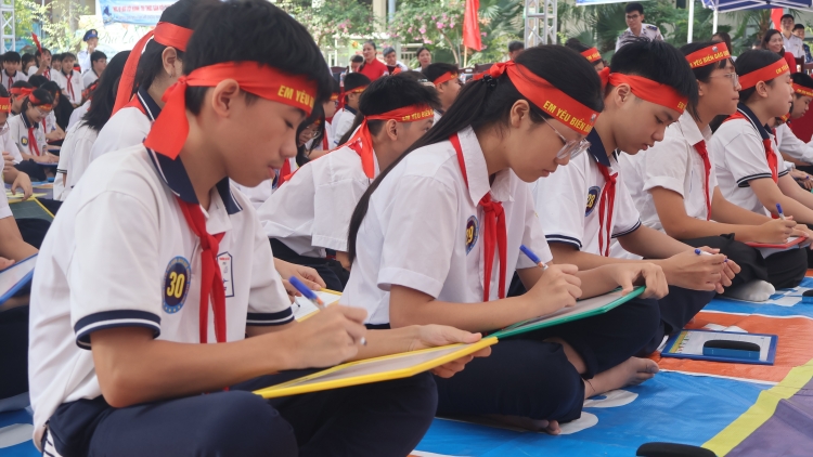 Học sinh Hà Nội hào hứng tìm hiểu về biển đảo quê hương