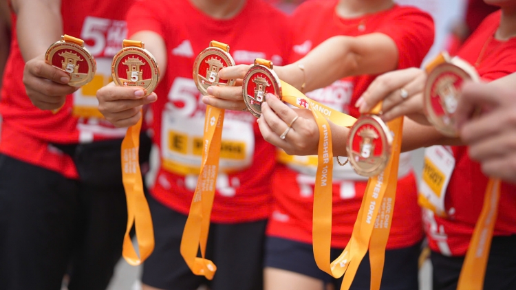 Huỳnh Anh Khôi và Hồng Lệ vô địch giải marathon Hà Nội Techcombank 2026