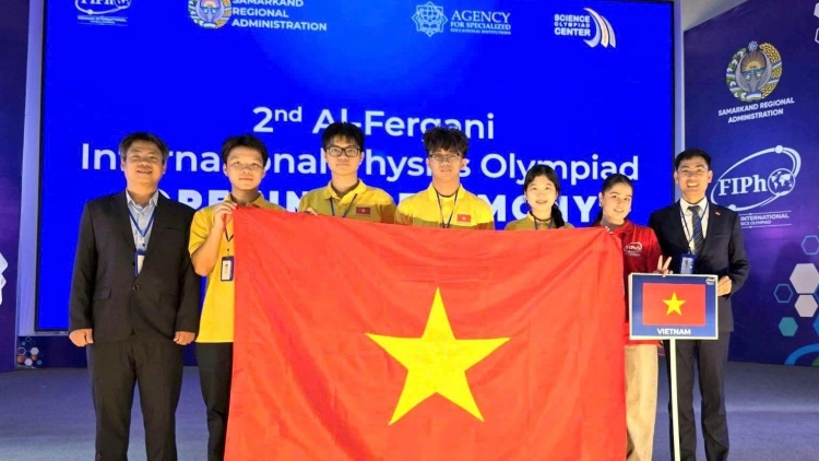 Học sinh Việt Nam lọt top 4 đội mạnh nhất Olympic Vật lý quốc tế Al-Fergani 