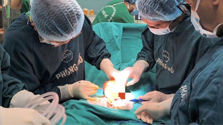 Nam thanh niên suýt mất tinh hoàn vì đeo vòng kim loại vào vùng kín