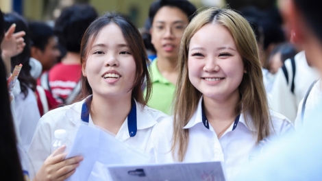 Sĩ tử thở phào sau môn thi cuối