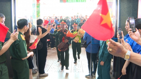 NGUOI DAN HA NOI DON DOAN QUAN NHAN HOP LUYEN 2-9