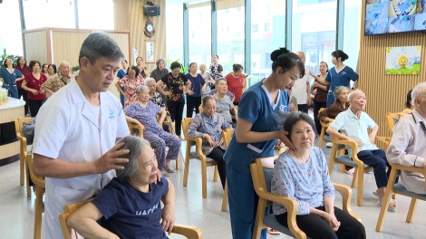 Người già đi nhà trẻ