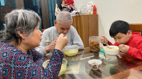 người cao tuổi trân trọng bữa cơm gia đình