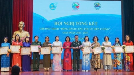 Các cá nhân, tập thể nhận bằng khen chương trình "Đồng hành cùng phụ nữ biên cương" giai đoạn 2021-2025