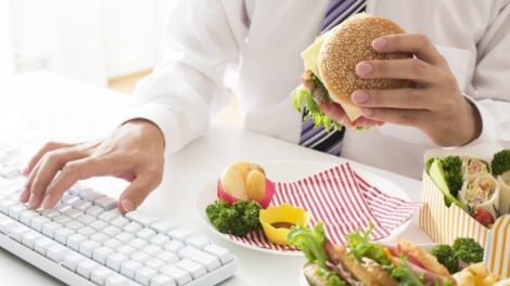 Những sai lầm gây hại cho sức khỏe khi ăn uống tại nơi làm việc