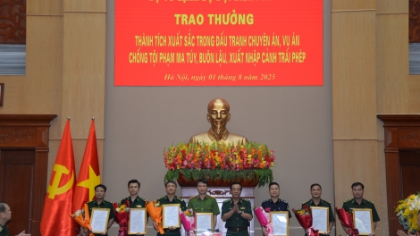 Thừa ủy quyền của Thủ trưởng Bộ Quốc phòng, Trung tướng Lê Đức Thái trao thưởng cho các đơn vị
có thành tích xuất sắc trong đấu tranh Chuyên án LS325.3 (Ảnh: Thu Hòa)