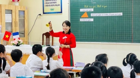 Giáo viên được trả tiền lương dạy thêm không quá 200 tiết/năm học