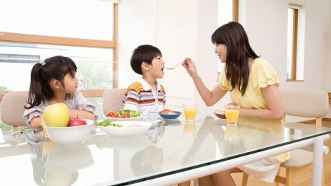 Khi phụ nữ chăm con "quên" chồng