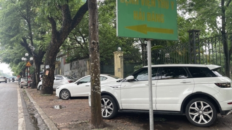 Dư luận trái chiều về đề xuất cho trông xe tạm dưới lòng đường, vỉa hè Hà Nội