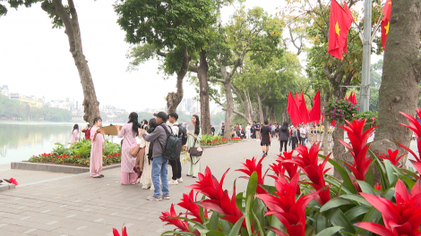 Rộn ràng “Check-in” Tết sớm: Khi ký ức được lưu giữ bằng hình ảnh