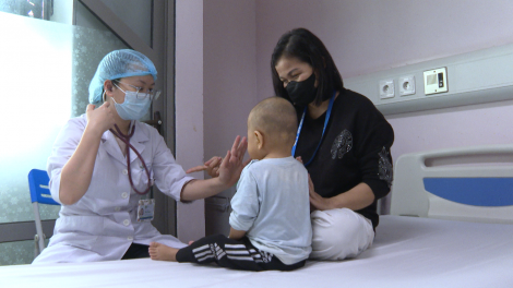 Thầy thuốc chữa bệnh hiếm cho trẻ