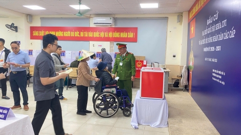 Những cử tri đặc biệt của “xóm chạy thận” trong ngày hội bầu cử