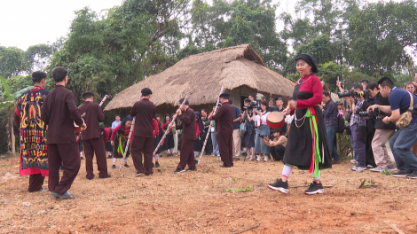 Sắc Chàm xuống đồng