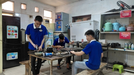 học viên thực hành sửa chữa điện lạnh