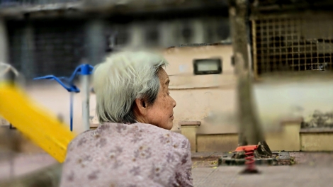 người già bị lừa vì dễ tin lời người ngoài