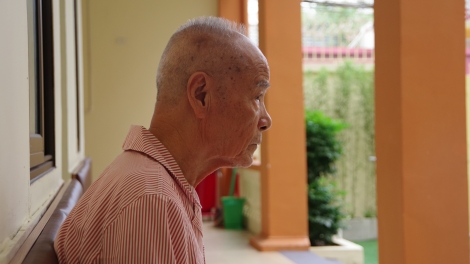 Bắt nạt người già không chỉ là đánh đập