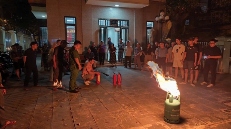 Tập huấn sử dụng bình chữa cháy tại tổ dân phố 44, phường Thanh Xuân, Hà Nội