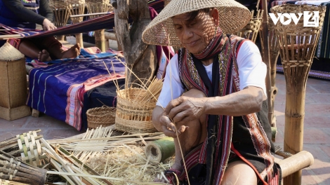 Nghệ nhân A Lễ với những sản phẩm từ mây tre nứa