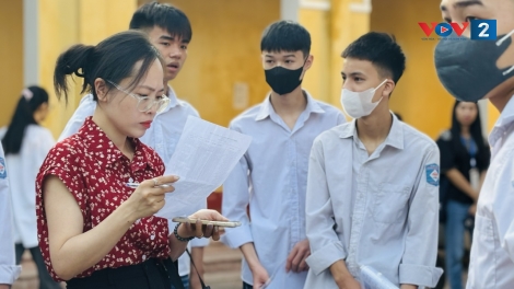 Cô giáo điểm danh, gọi học sinh đến điểm thi tốt nghiệp