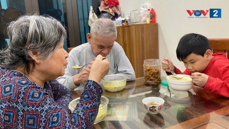 người cao tuổi trân trọng bữa cơm gia đình
