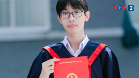 Nam sinh phường Vũng Tàu trở thành thủ khoa A00 sau nhiều lần về "nhì"