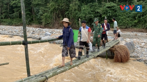 Bộ đội bắc cầu tạm vượt lũ, cứu trợ dân bản bị cô lập ở xã Nhôn Mai, Nghệ An