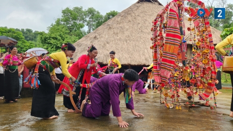 Vui lễ hội thưởng hoa của đồng bào Mường tại ngôi nhà chung