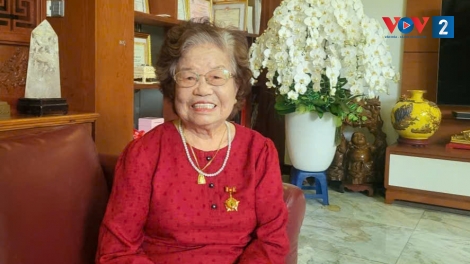  Ở tuổi 91, cụ bà vẫn truyền cảm hứng sống đẹp cho khu dân cư