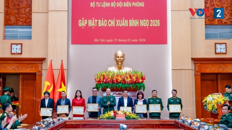 Ban Văn hóa- Xã hội và Dân tộc VOV2 nhận Bằng khen của Bộ Tư lệnh BĐBP